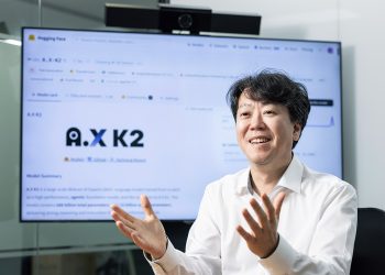 A.X K2 화면 앞에서 설명하는 김태윤 SK텔레콤 파운데이션 모델 담당