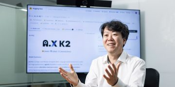 A.X K2 화면 앞에서 설명하는 김태윤 SK텔레콤 파운데이션 모델 담당