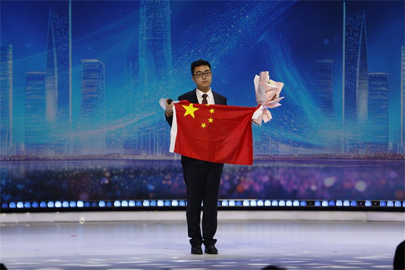 IMO 2026 금메달 시상식에서 메달을 들어 보이는 참가자