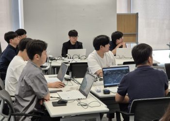 유진기업 바이브코딩 프로그램 참가자들이 노트북으로 프로젝트를 개발하는 현장