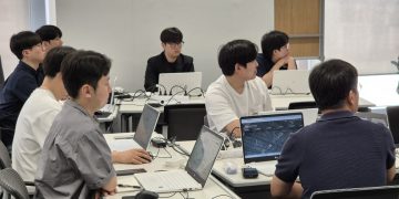 유진기업 바이브코딩 프로그램 참가자들이 노트북으로 프로젝트를 개발하는 현장