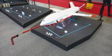 ADEX 2025에 공개된 KAI 고속 소모성 공중 무인기 AAP 실물 시제기