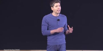 OpenAI DevDay 2025 무대에서 발표하는 Sam Altman