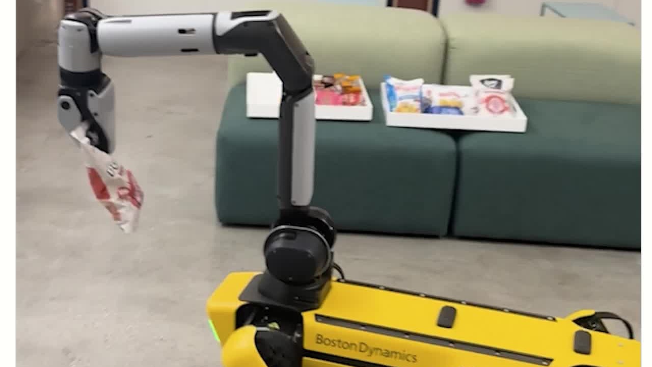 Gemini Robotics ER 2 명령에 따라 스낵을 집는 Boston Dynamics Spot