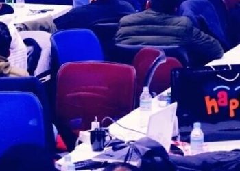 게임잼 행사장에서 노트북으로 게임을 제작하는 참가자들