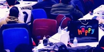 게임잼 행사장에서 노트북으로 게임을 제작하는 참가자들