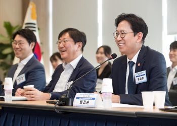 과학기술 인공지능 미래전략회의에서 발언하는 배경훈 부총리