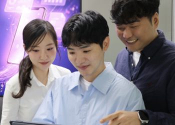 윈즈 직원들이 태블릿에서 아이오나 앱을 살펴보는 모습