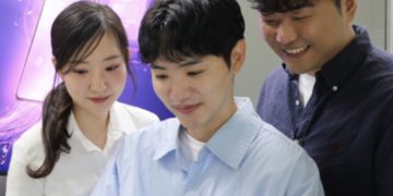 윈즈 직원들이 태블릿에서 아이오나 앱을 살펴보는 모습