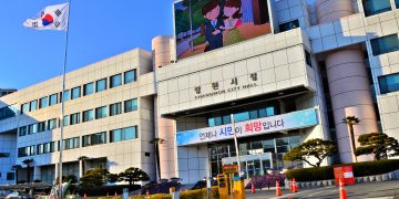 창원 인공지능 당직전문관이 적용되는 창원시청 전경. 사진: Ossewa·Wikimedia Commons, CC BY-SA 4.0