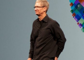 WWDC 무대에서 발표하는 팀 쿡 애플 CEO