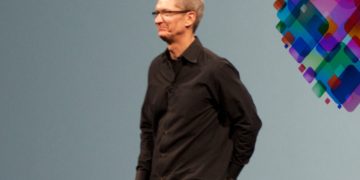 WWDC 무대에서 발표하는 팀 쿡 애플 CEO
