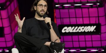 코히어 공동창업자 겸 CEO 에이단 고메즈가 Collision 2023 무대에서 발언하는 모습