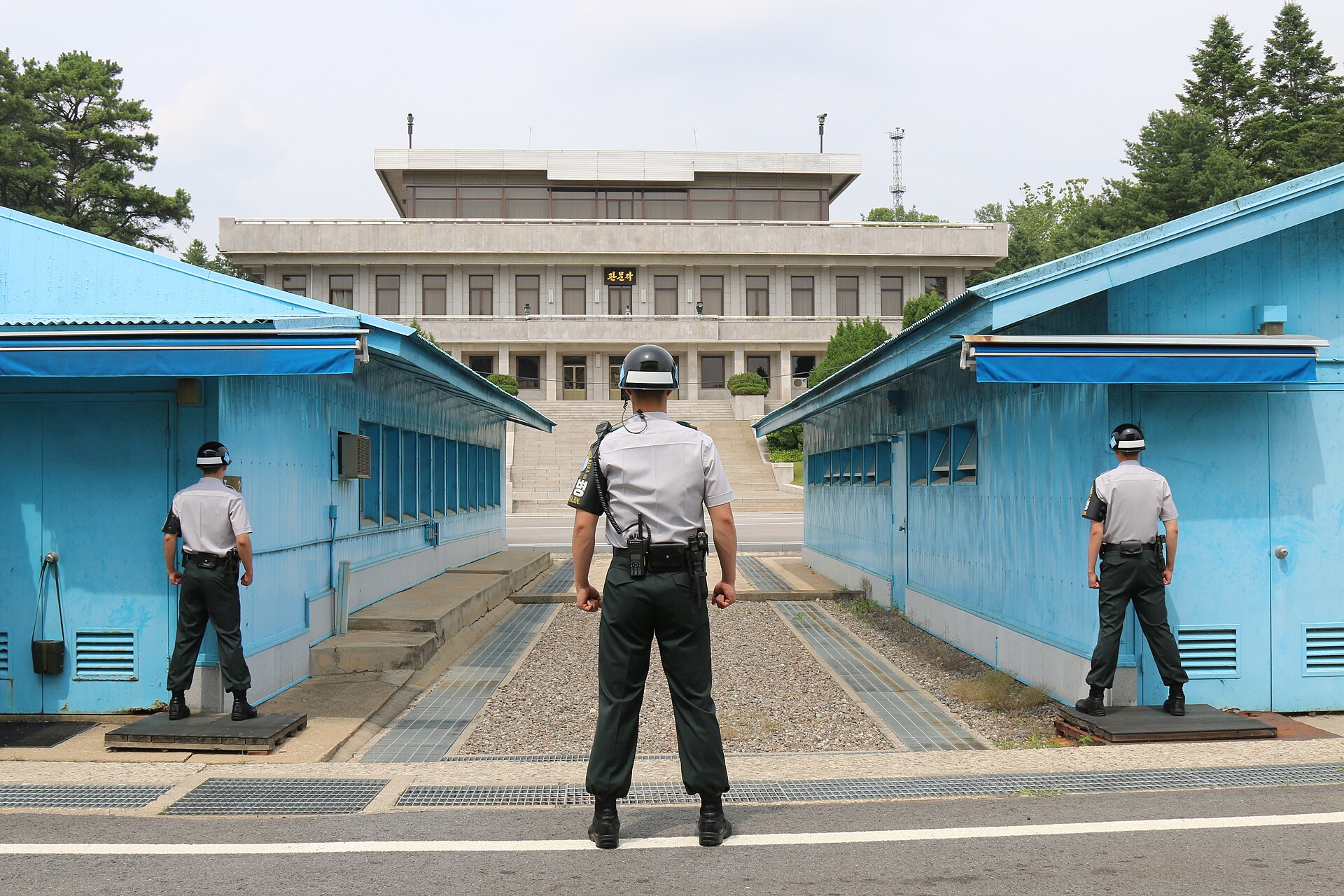 판문점 공동경비구역에서 경계 근무 중인 대한민국 군 장병