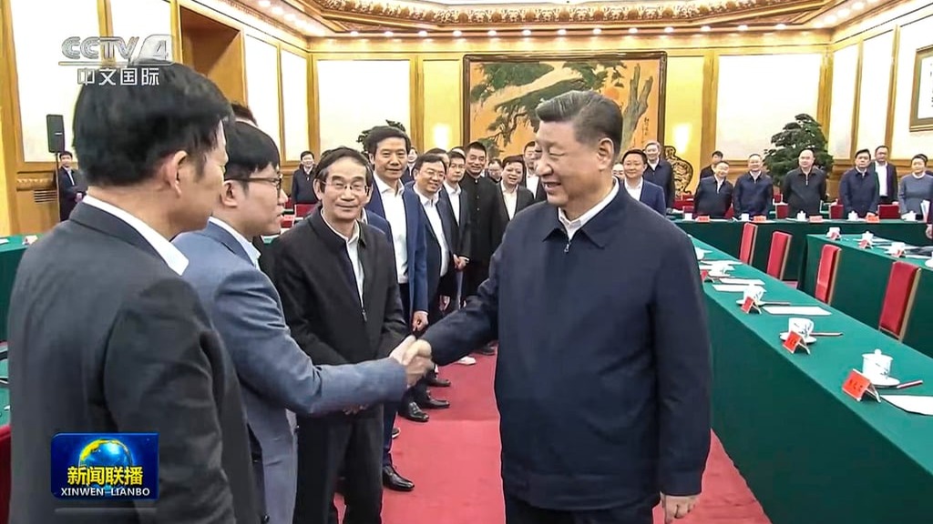 중국 민영기업 좌담회에서 시진핑과 인사하는 딥시크 창업자 량원펑