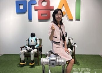 마음AI 본사에서 사족보행 로봇 진도봇과 휴머노이드를 소개하는 손병희 연구소장