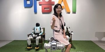 마음AI 본사에서 사족보행 로봇 진도봇과 휴머노이드를 소개하는 손병희 연구소장