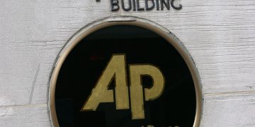 뉴욕 옛 AP통신 사옥 외벽의 AP 표식