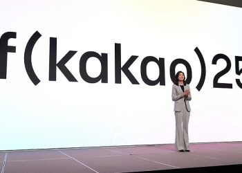 if(kakao)25 무대에서 발표하는 정신아 카카오 대표