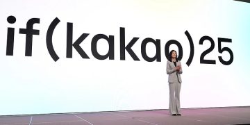 if(kakao)25 무대에서 발표하는 정신아 카카오 대표