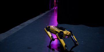 Web Summit 2019 무대 뒤에서 촬영된 보스턴다이내믹스 사족보행 로봇 SpotMini