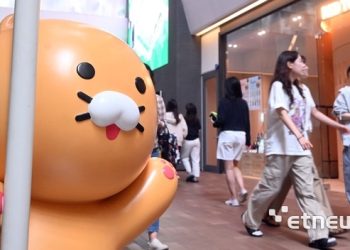 판교 카카오아지트 내부의 라이언 조형물과 방문객