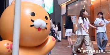 판교 카카오아지트 내부의 라이언 조형물과 방문객