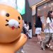 판교 카카오아지트 내부의 라이언 조형물과 방문객