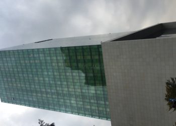 성남 네이버 그린팩토리 사옥을 아래에서 올려다본 모습