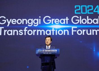경기 글로벌 대전환 포럼에서 기조연설하는 김동연 경기도지사
