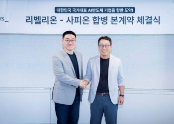 리벨리온과 사피온 합병 본계약 체결식에서 악수하는 양사 대표