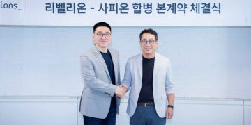 리벨리온과 사피온 합병 본계약 체결식에서 악수하는 양사 대표