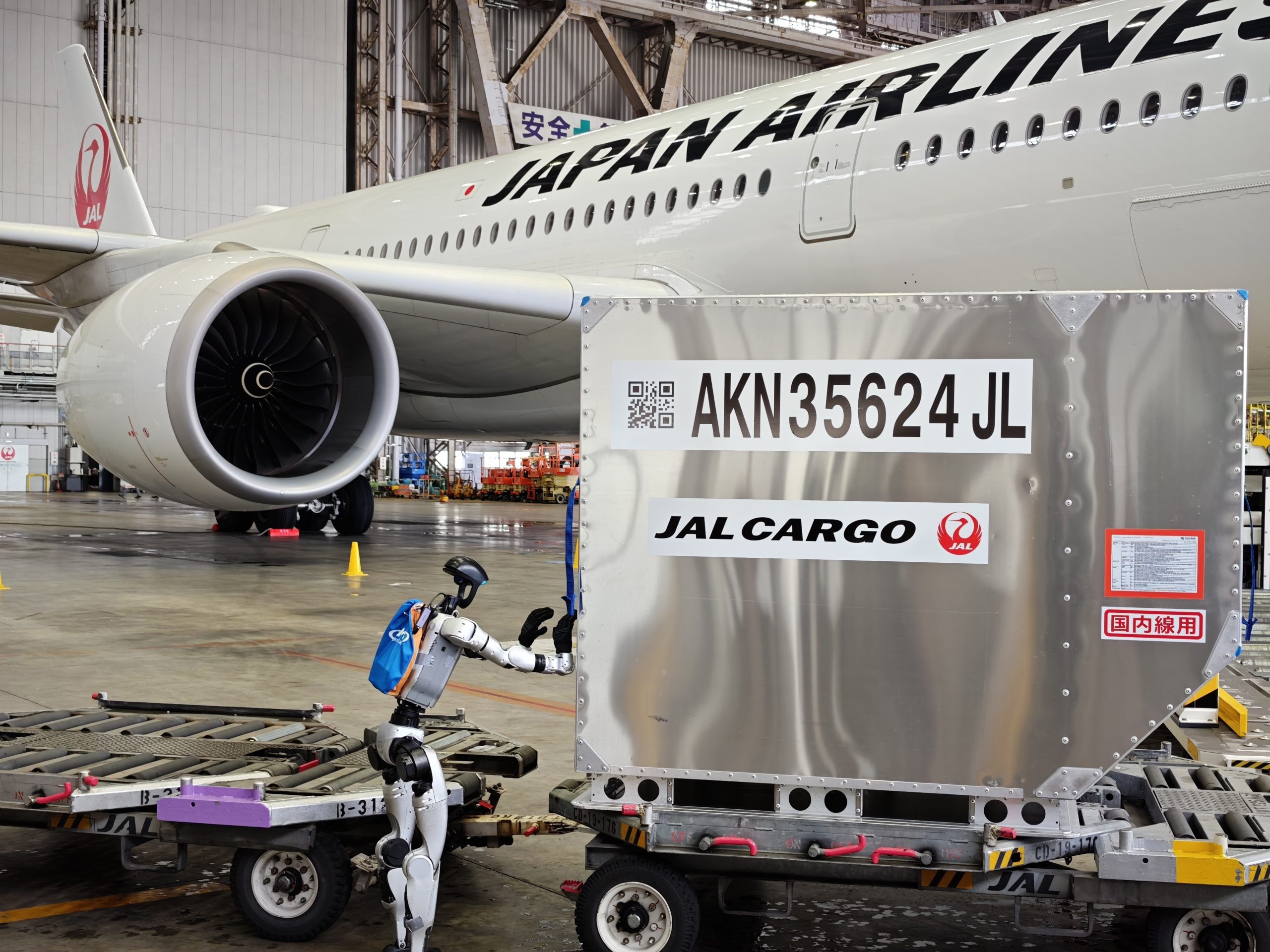 JAL 공항 지상조업 환경에서 카고 장비를 다루는 휴머노이드 로봇