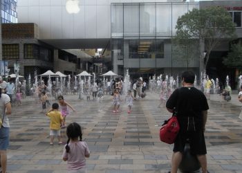 베이징 싼리툰 애플스토어 앞 광장을 이용하는 시민들