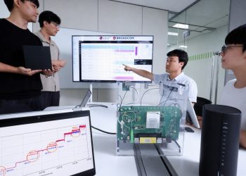 브로드컴 와이파이 8 시험 장비를 놓고 홈 네트워크 품질 데이터를 검토하는 LG유플러스 연구진