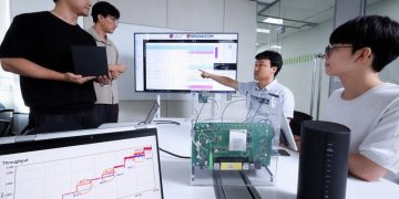 브로드컴 와이파이 8 시험 장비를 놓고 홈 네트워크 품질 데이터를 검토하는 LG유플러스 연구진