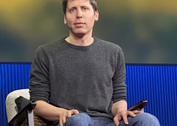 오픈AI CEO 샘 올트먼이 2025년 TED 무대에서 발언하는 모습