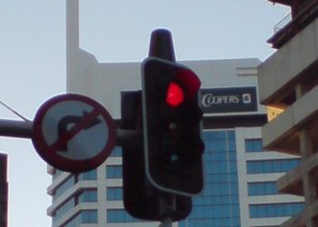 교차로 신호등 아래 설치된 돔형 교통 CCTV 카메라