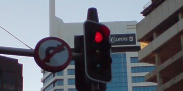 교차로 신호등 아래 설치된 돔형 교통 CCTV 카메라