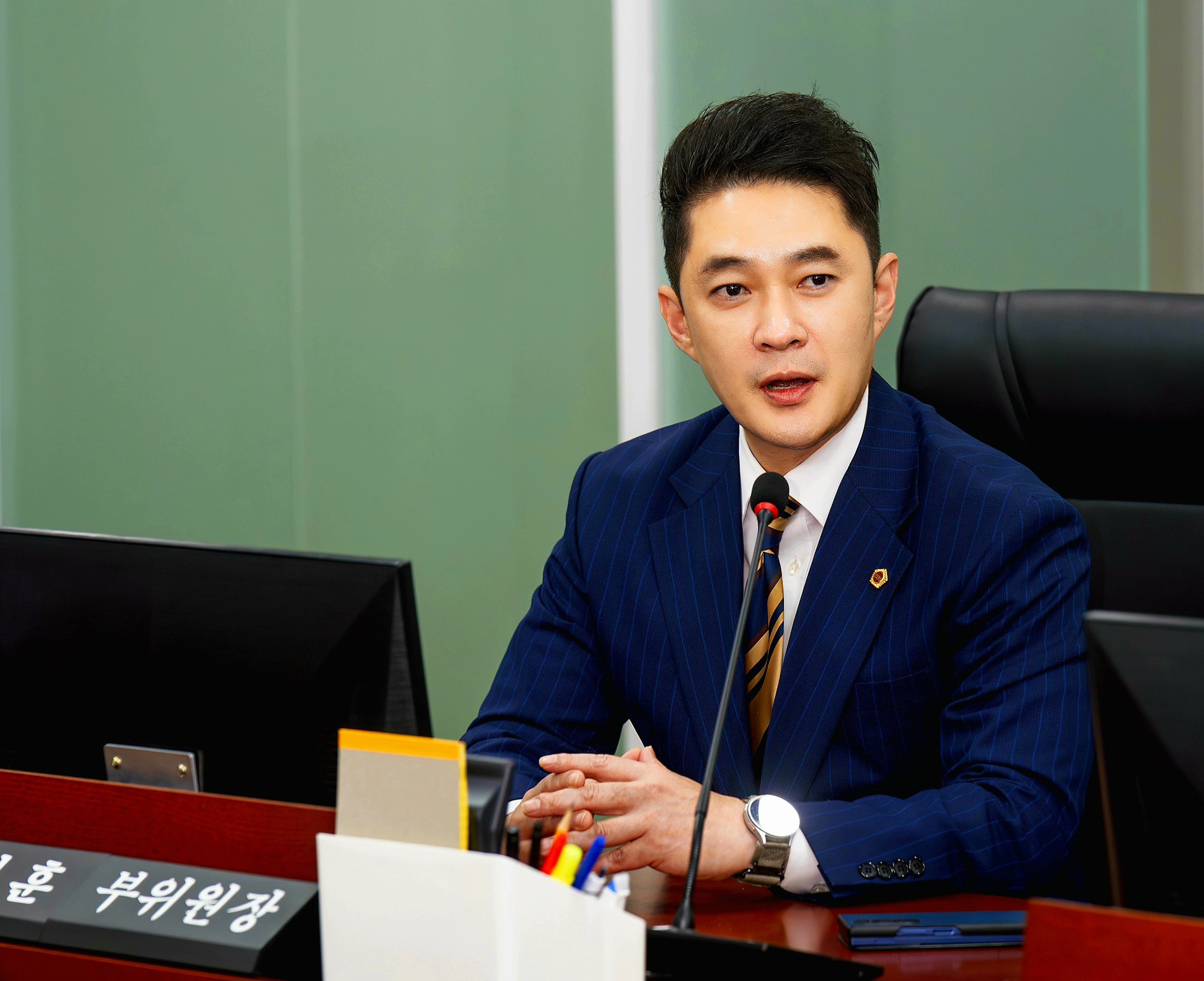 경기도의회 회의석상에서 발언하는 전석훈 의원