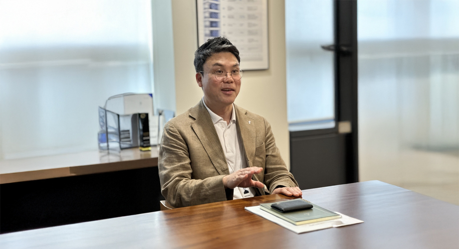 베스핀글로벌 한선호 CAIO가 기업용 AI 운영 전략을 설명하는 모습