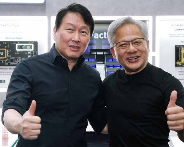 컴퓨텍스 2026 SK하이닉스 부스에서 함께 선 최태원 회장과 젠슨 황 CEO