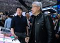 컴퓨텍스 2026 SK하이닉스 부스를 둘러보는 최태원 회장과 젠슨 황 CEO