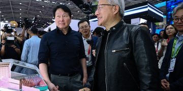 컴퓨텍스 2026 SK하이닉스 부스를 둘러보는 최태원 회장과 젠슨 황 CEO
