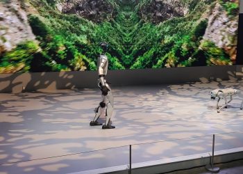 2025 일본 모빌리티쇼 무대의 유니트리 휴머노이드 로봇
