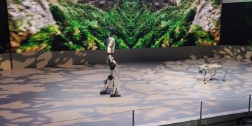 2025 일본 모빌리티쇼 무대의 유니트리 휴머노이드 로봇