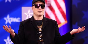 일론 머스크가 2025년 행사 무대에서 발언하는 모습