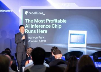 박성현 리벨리온 대표가 RAISE Summit 2026에서 AI 추론 반도체를 발표하는 모습