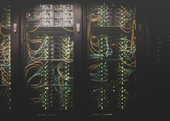 AI API 운영에 사용되는 데이터센터 서버 랙과 네트워크 배선
