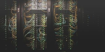 AI API 운영에 사용되는 데이터센터 서버 랙과 네트워크 배선